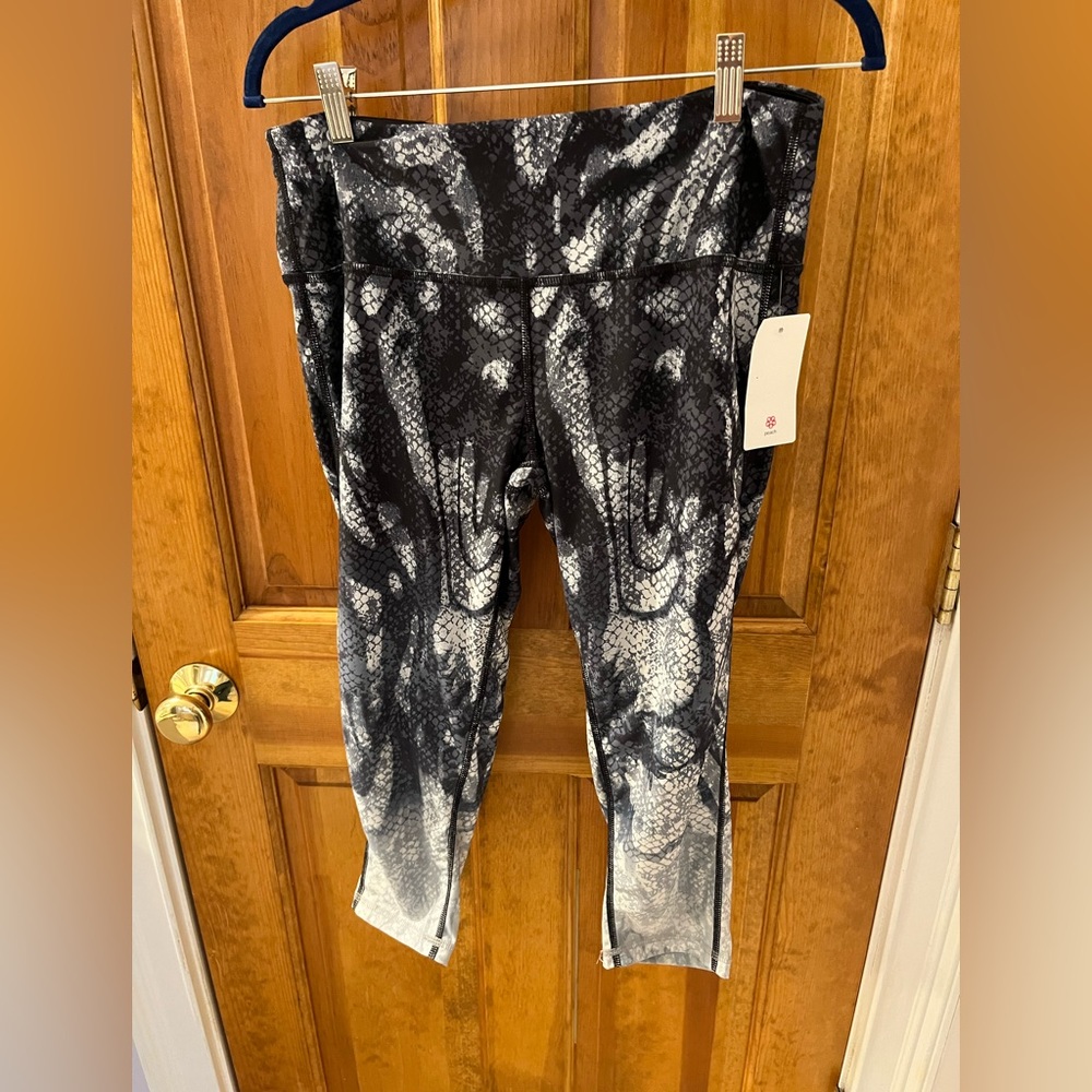 Peach Reversible Capri Leggings